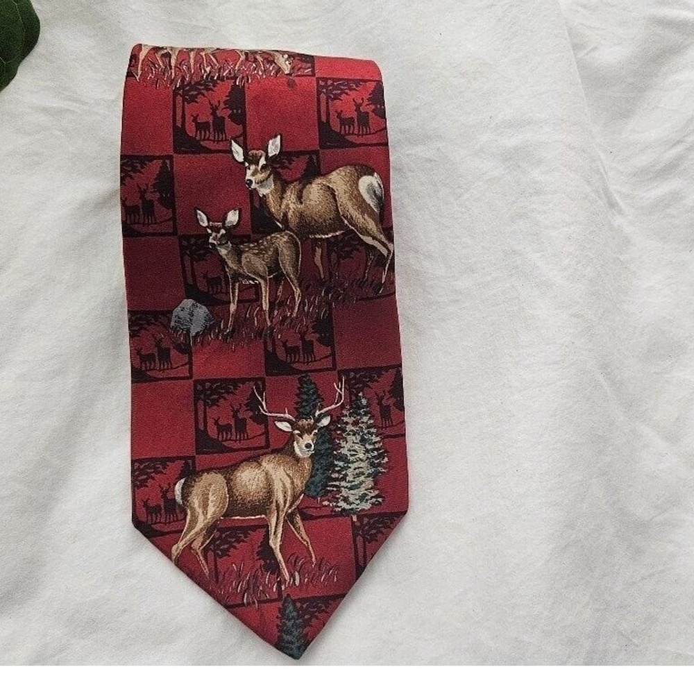 Roundtree & Yorke Deer Necktie Novelty Print Red Hunting Outdoors - Picture 1 of 5